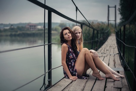 Zwei brünette Girls werden im Urlaub zu Lesben Zwei brünette Girls werden im Urlaub zu Lesben